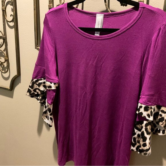NWOT Honeyme Medium Purple & Leopard Knit Top with Wide Ruffle Leopard Sleeves - Picture 4 of 6